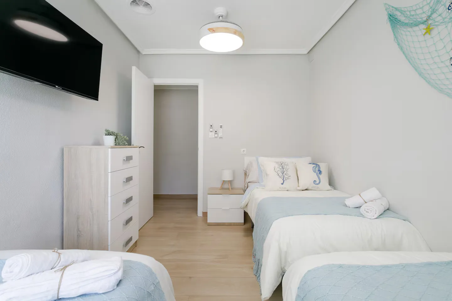 Detalle del dormitorio de 3 camas