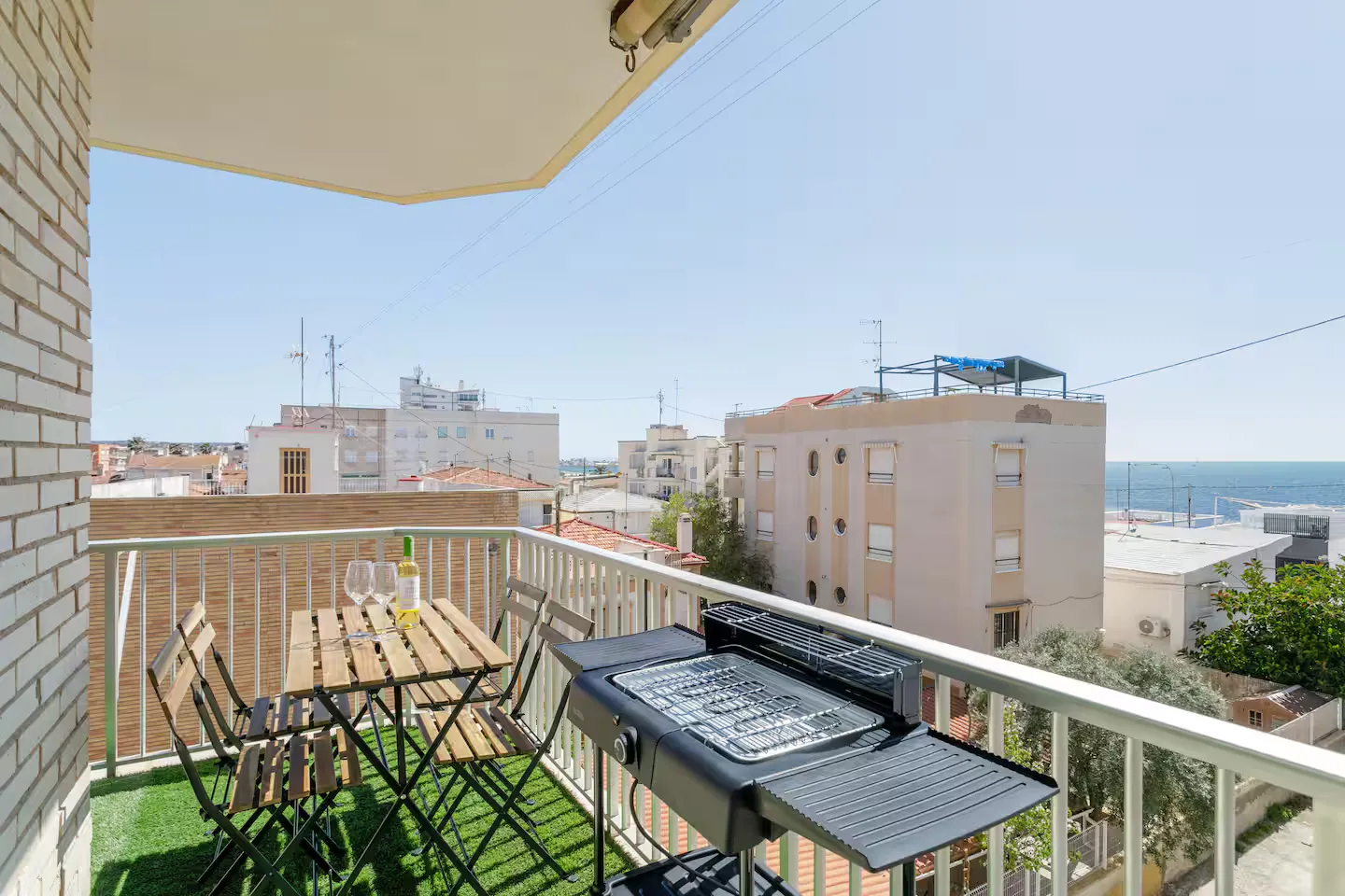Vistas frontales al mar desde el balcón del apartamento